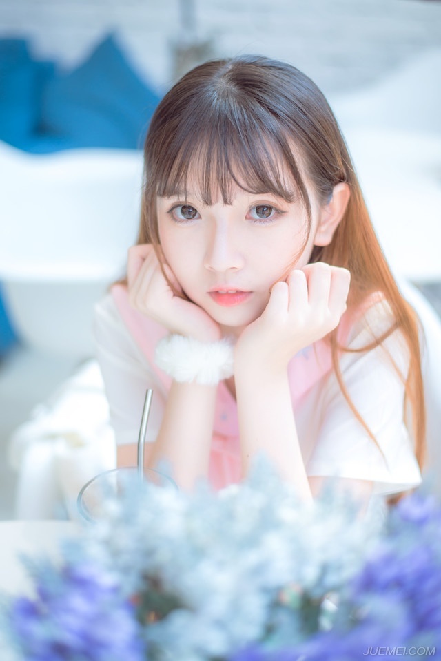 庞统和法正相视一眼，这位少主或许没有主公那样威风霸气，但小小年纪，却已经展现出一些明君风范，看来，吕布打下来的这份基业，算是后继有人了。