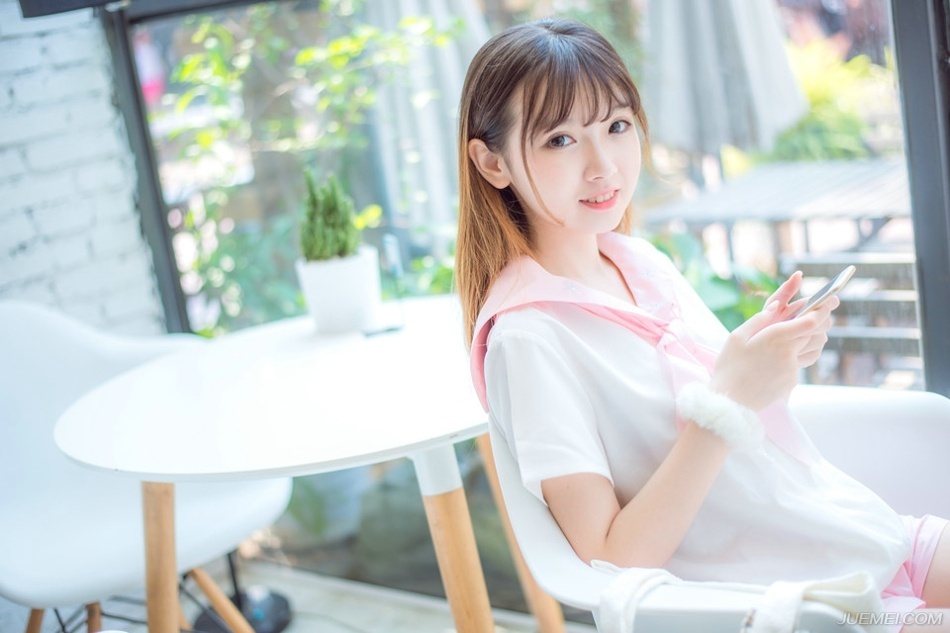 “不成功，便成仁。”吕布默默地点了点头，看了贾诩一眼，叹了口气：“虽然无法认同，至少我们做不到，但这种人，的确让人敬佩，传我命令，让礼部在周瑜葬礼之上，送一份礼物过去，表达一下我军对周瑜的敬意。”